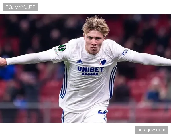 拜仁青训持续产出:16岁前锋冯陶贝参加一线队训练展现未来布局 拜仁青训持续产出:16岁前锋冯陶贝参加一线队训练展现未来布局